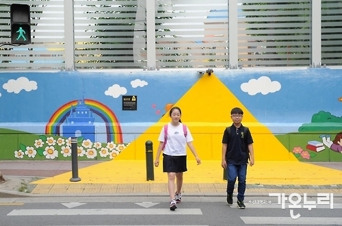 초등교 앞 횡단보도 '옐로카펫' 어린이안전 효과 있었다