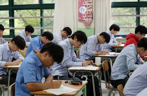 [2022 대입개편 향방은?] EBS 연계율 축소·적성고사 폐지되면 ‘누구의’ 부담이 가장 커질까?