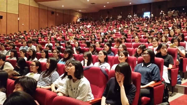 대입에서 \'자소서\' 중요하다면서도 쓰는 시간은 고작 \'2주 미만\'