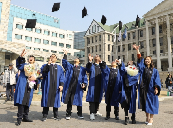 \'고등교육 이수율\'  OECD 35개 회원국 중 한국 4위!