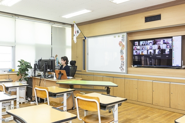 온라인으로 스승의날 맞은 교사 “정부·학교 신속한 의사소통要”