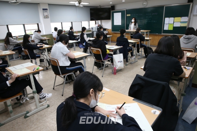 \"4월 학평은 버리는 카드?\"…성적표 받아보는 첫 학평, 채점 결과 전격 분석!