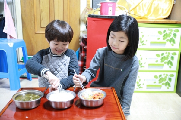 아동 10명 중 4명 주중 부모 없이 집에 … \"식단 부실, 불규칙한 생활에 불안 커져”