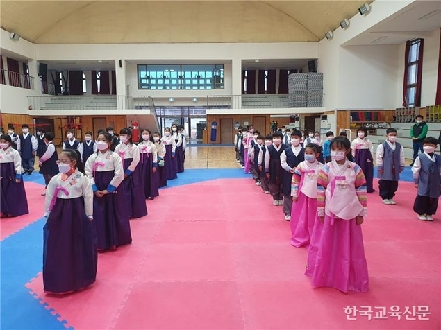 산골 초등학교의 특별한 등교식