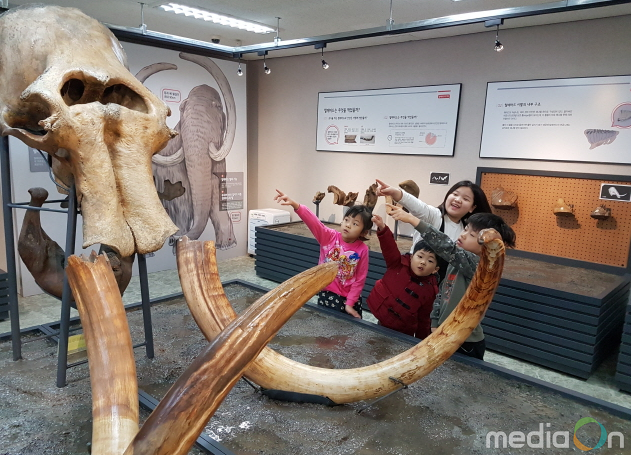 빙하 시대에서 온 매머드와 함께 즐거운 추억 만들기