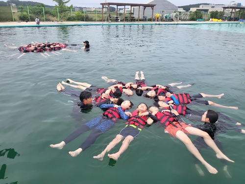 충남교육청, 조난 상황 대비 '생존수영 실기교육' 운영